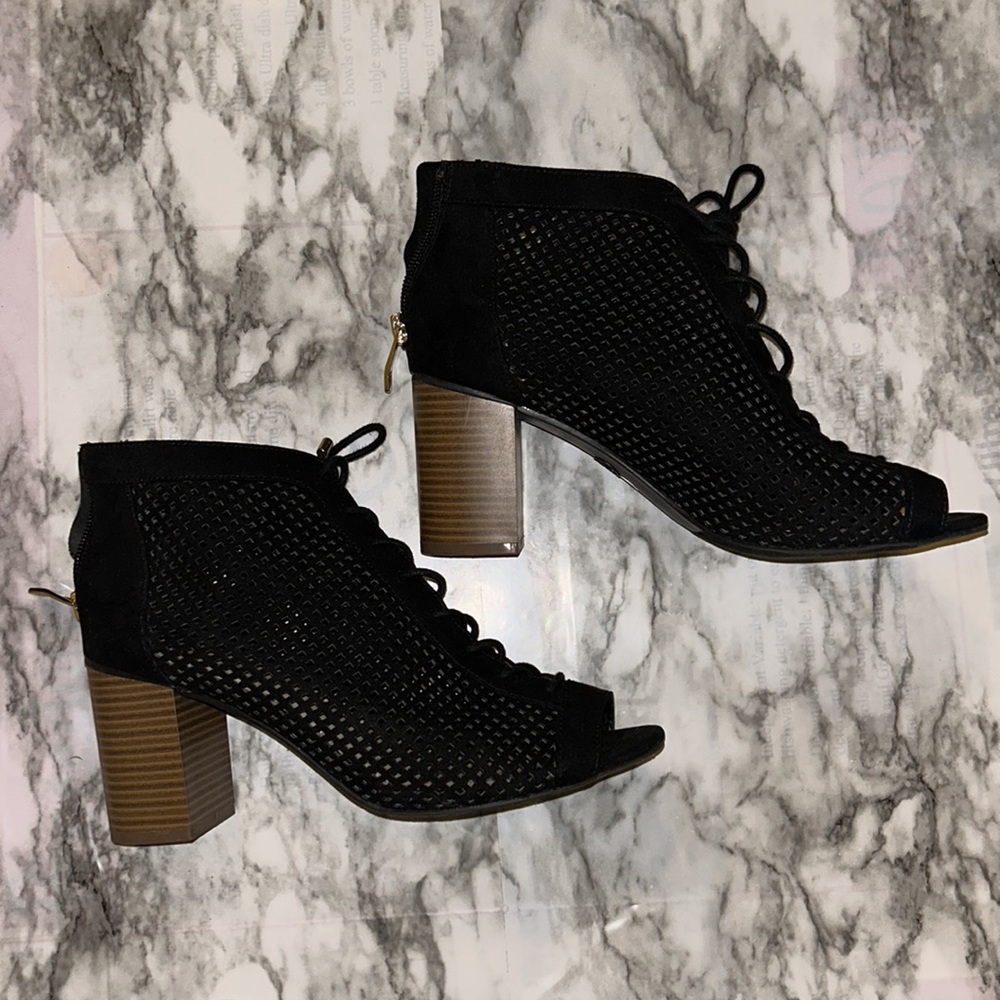 Liz Claiborne Size 7.5 black 3" heels